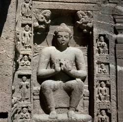 Buddha, snidad staty i grotta 19