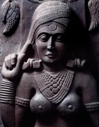Buddhism: "" Sudarsana Yakshini"" detalj av stupan i Bharhut (Barhut, Barouth) Lågrelief av svart sten, 2:a århundradet f.Kr. (2:a århundradet f.Kr.) - Kolkata, indiskt museum