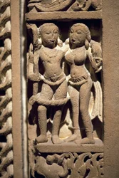 Ett älskande par. Dörram i huggen sten, konst från Rajasthan eller Uttar Pradesh (Indien), 800-900-talet. Koreas nationalmuseum, Seoul (Sydkorea).