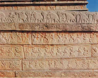 Detalj av väggen, vid Mahanavami Dibba (sten)
