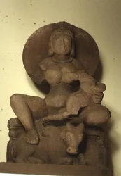 Figur av Parvati med sitt barn, Skanda, Sagar (sandsten)