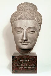 Huvud från en staty av Buddha, från Gandhara, nordvästra Indien (grå skiffer)