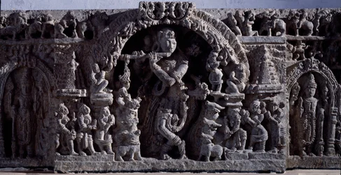 Hinduism: "" Krishna eller Venugopala, mästare på flöjtkor""" Svart stenskulptur, central del (Krishna som Venugopala) 1100-talet (1100-talet) från Halebidu, Mysore - Calcutta, indiskt museum