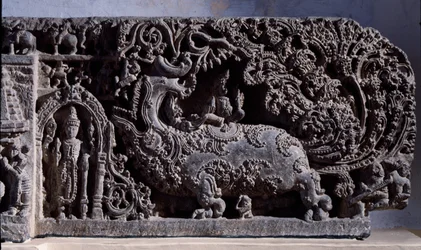 Hinduism: "" Krishna eller Venugopala, mästare över flöjtkorna""" Svart stenskulptur, högra delen (Krishna som Venugopala) 1100-talet (1100-talet) från Halebidu, Mysore - Calcutta, indiskt museum