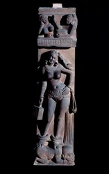 Hinduism: framställning av en Yakshini- eller Yaksi-naturande, med en bur och en papegoja, stående på en dvärg - Mathuraskulptur, sandsten, 200-talet