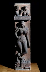 Hinduism: representation av en Yakshini (Yaksi) naturanda, med en papegoja, hon står på en dvärg - (En Yaksi med en papegoja, hon står på en dvärg) Skulptur av Mathura, gres (Mathura skulptur, sandsten) 2: a århundradet ( 2:a århundradet) Calcutta, indisk 