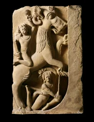 Indisk konst: Griffon med två krigare. Gupta-dynastin (320-600 e.Kr.) Från Saranath.