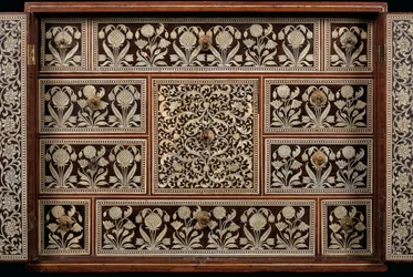 Mughalskåp, Gujarat eller Sindh, västra Indien (elfenbensinlagt trä)