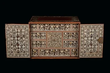 Mughalskåp, Gujarat eller Sindh, västra Indien (elfenbensinlagt trä)