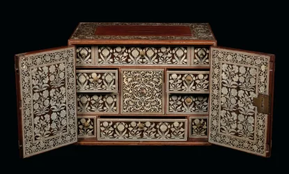 Mughalskåp, Gujarat eller Sindh, västra Indien (elfenbensinlagt trä)