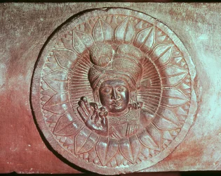 Relief som visar en lotusblomma med huvudet på en man, från en buddhistisk stupa från Bharhut, Madhya Pradesh, sena Mauryan-perioden, Sunga-dynastin (180-72 f.Kr.)