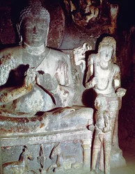 Sittande Buddha gör den första undervisningsgesten, från Caitya Hall of Cave 10