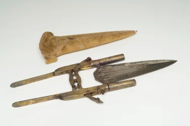 Svärd, ca 1800-35 (guld, trä och metall)