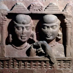 Yaksha och yakshini leker med en papegoja (röd sandstensrelief)