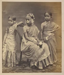 Grupp barn från Madras, visar sätt att bära smycken, ca 1870 (sepiafoto)