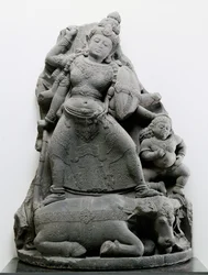 Durga dräpar Mahisa, ca 1300 (vulkanisk sten)