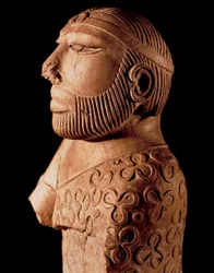 Induskulturen: träbyst av en prästkung. Omkring 2000 f.Kr. Från Mohenjo-Daro-platsen i Pakistan. Pakistans nationalmuseum, Karachi.