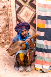 En lokal musiker i ksaren i Ait Benhaddou i Marocko, 2017 (foto)