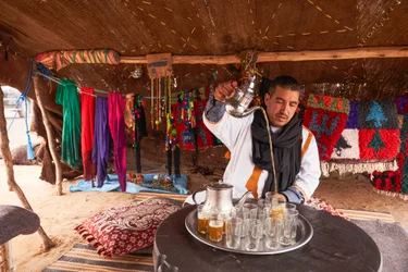 En lokalbo serverar myntate vid Erg Chebbi i öknen nära Merzouga, Marocko, 2019 (foto)