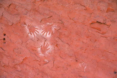 Forntida Anasazi-bergart, handavtryck i Grand Gulch, Utah.