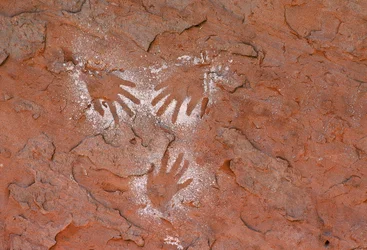 Forntida anasazi-bergkonst, ett handavtryck i Grand Gulch, Utah