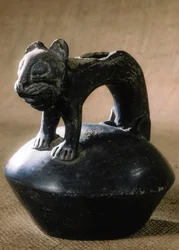 Keramiskt kattdjur i Chimu-stil, funnet i Purachuco, Peru. Den uppskattade åldern är 500 - 600 år.