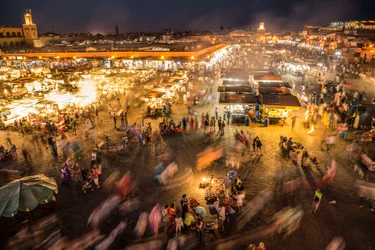 Titta ner på Jemaa el-Fnaa, marknadstorget i medinan, Marrakech, 2014 (foto)