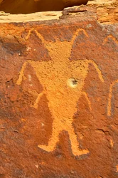 Nära Vernal, UT vid McKee Springs, Fremont-petroglyfer som visar krigare som håller troféhuvuden. 2005 (foto)