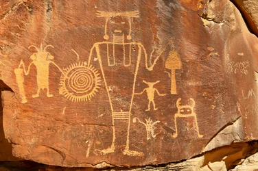 Nära Vernal, UT vid McKee Springs, Fremont-petroglyfer som visar krigare som håller troféhuvuden. 2005 (foto)