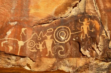 Nära Vernal, UT vid McKee Springs, Fremont-petroglyfer som visar krigare som håller troféhuvuden. 2005 (foto)