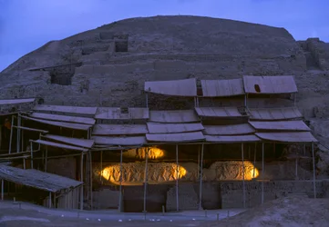 Nattscen vid El Brujo, ett avlägset beläget komplex med pyramidruiner från Moche - en kultur..., 2005 (foto)