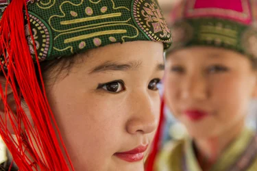 Porträtt av en ung flicka klädd i Deel, mongolisk traditionell klädsel vid Naadam i ..., 2013 (foto)