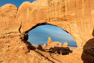 Soluppgångsljus på Window Arch i Arches nationalpark strax utanför Moab, Utah, 2012
