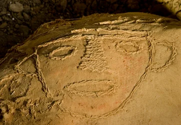Fardo, eller mumieknippan, i huvudgraven i det sydvästra hörnet av Huaca El Brujo. 2005 (foto)