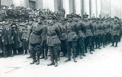 Michael Collins (1890-1922) (vänster) som chef för den irländska fristatsarmén vid Arthur Griffiths begravning, augusti 1922