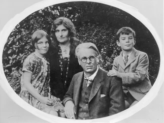 William Butler Yeats (1865-1939) med sin hustru Georgie Hyde Lee och barnen Anne och Michael