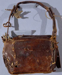 MS CCC 282 The Corpus Christi Book Satchel or Budget, sedd bakifrån, irländsk, c.1120-30 (läder)