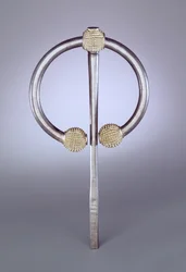 Tistelbrosch, vikingatiden (förgylld silver)