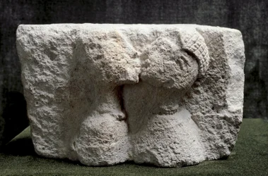 Iberisk konst: Kyssen från Osuna (Beso de Osuna). Högrelief i kalksten föreställande en man och en kvinna som kysser varandra - järnålder II, mått 13,5 x 24 x 20 cm - Madrid, Nationella arkeologiska museet - Kyssen från Osuna - Kalkstensrelief (H. 13,5 x