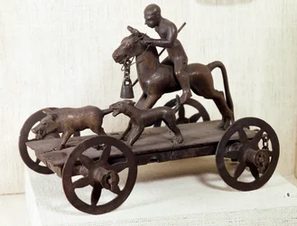 Järnåldern: miniatyrvagn i brons från Mérida med en scen från en vildsvinsjakt. Från Mérida, Spanien. Mått: 0,12x0,28 m. Saint-Germain-en-Laye, Nationella arkeologiska museet