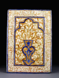 En kakel från byggnaden av den timuridiska sultanen "Abu Sa"id, med en stiliserad vas som ger ut vita blomsprayer, ca. 1455-6