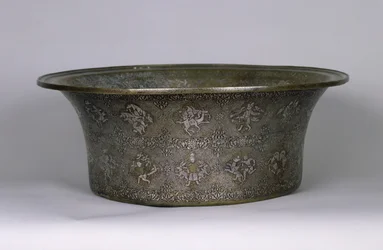 Bassäng med namnet Sultan Al-Malik Al-Adil (1143-1218) Ayyubidperiod, 1238-40 (silver och koppar)