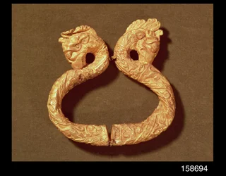 Armband med två monsterhuvuden, 1300-1400-tal (trä)