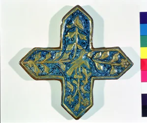 Korsformad överglaserad lövförgylld kakel i stil med Takht-e Solaiman, 1200-1300-tal (keramik)