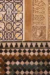 Detalj av kakeldesignen i uteplatsen de Mexuar (keramik)