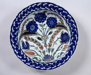 Fat med en blomdekor, Iznik (keramik)