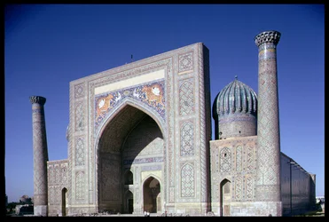 Fasaden på Shirdar Madrasa, Timurid-perioden, Rigestan Square, ca 1619-35