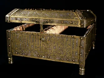 Islamisk konst: Kista används för att förvara Koranen i brons med silverinlägg. Konst Mamluk från 1300-talet. Kairo, Museum of Islamic Art