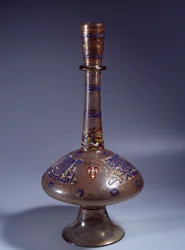 Islamisk konst: flaskan har länge enamed glashals av vice kung Tuquztemur. 1345 ca.. från Egypten eller Syrien. Dämpa. 50 cm. Paris, Louvren