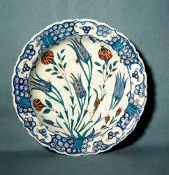 Islamisk konst: dekorerad keramisk tallrik från Iznik (nuvarande Nicee) i Turkiet. 1500-talet. Sevres, National Museum of Ceramic